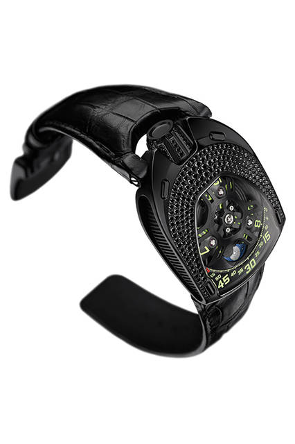 <strong>UR-106 ブラックロータス</strong><br />ケース｜ブラックダイヤモンド付きブラックPVD加工ステンレススチール）<br />サイズ｜縦49.4×横35mm<br />厚さ｜14.45mm<br />ムーブメント｜自動巻き（Cal.UR 6.01）<br />機能｜3つの回転する円盤で時刻を表示するアワーサテライト機構、ムーンフェイズ<br />ストラップ｜アリゲーター防水｜3気<br />圧限定数｜11本<br />発売時期｜発売中<br />価格｜1150万円（税別）