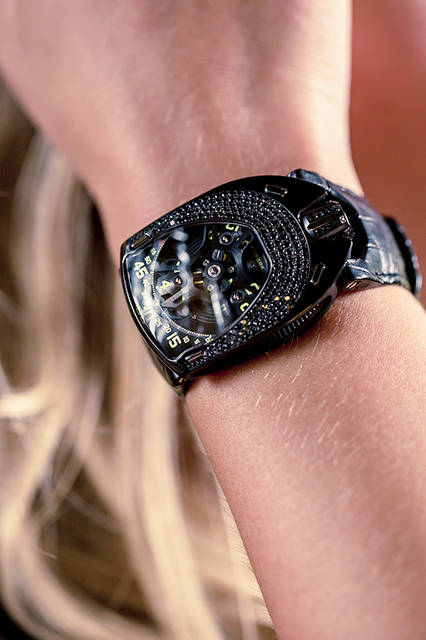 <strong>UR-106 ブラックロータス</strong><br />ケース｜ブラックダイヤモンド付きブラックPVD加工ステンレススチール）<br />サイズ｜縦49.4×横35mm<br />厚さ｜14.45mm<br />ムーブメント｜自動巻き（Cal.UR 6.01）<br />機能｜3つの回転する円盤で時刻を表示するアワーサテライト機構、ムーンフェイズ<br />ストラップ｜アリゲーター<br />防水｜3気圧<br />限定数｜11本<br />発売時期｜発売中<br />価格｜1150万円（税別）