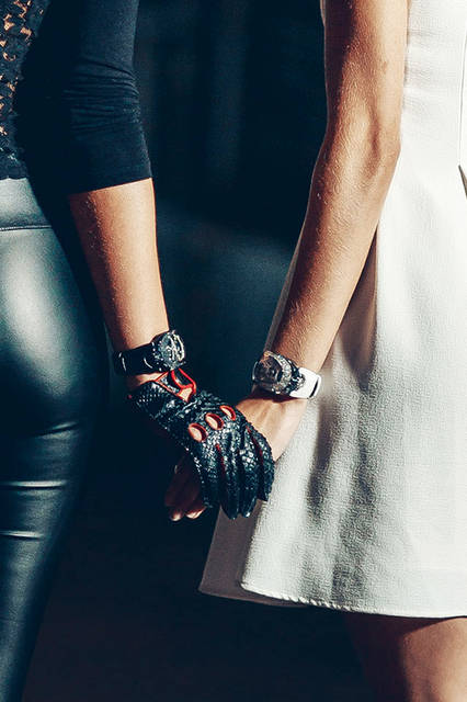 <strong>UR-106 ブラックロータス</strong>（写真左）<br />ケース｜ブラックダイヤモンド付きブラックPVD加工ステンレススチール）<br />サイズ｜縦49.4×横35mm<br />厚さ｜14.45mm<br />ムーブメント｜自動巻き（Cal.UR 6.01）<br />機能｜3つの回転する円盤で時刻を表示するアワーサテライト機構、ムーンフェイズ<br />ストラップ｜アリゲーター防水｜3気<br />圧限定数｜11本<br />発売時期｜発売中<br />価格｜1150万円（税別）<br /><br /><strong>UR-106 ロータス</strong>（写真右）<br />ケース｜ダイヤモンド付きステンレススチール<br />サイズ｜縦49.4×横35mm<br />厚さ｜14.45mm<br />ムーブメント｜自動巻き（Cal.UR 6.01）<br />機能｜3つの回転する円盤で時刻を表示するアワーサテライト機構、ムーンフェイズ<br />ストラップ｜アリゲーター<br />防水｜3気圧<br />限定数｜11本<br />発売中<br />価格｜1150万円（税別）