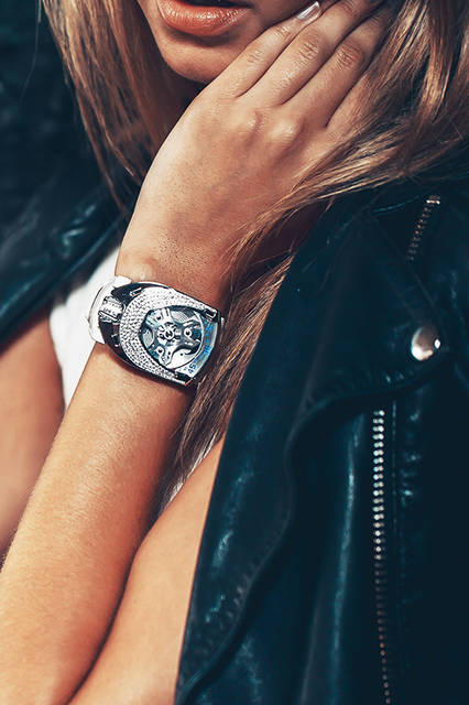 <strong>UR-106 ロータス</strong><br />ケース｜ダイヤモンド付きステンレススチール<br />サイズ｜縦49.4×横35mm<br />厚さ｜14.45mm<br />ムーブメント｜自動巻き（Cal.UR 6.01）<br />機能｜3つの回転する円盤で時刻を表示するアワーサテライト機構、ムーンフェイズ<br />ストラップ｜アリゲーター<br />防水｜3気圧<br />限定数｜11本<br />発売中<br />価格｜1150万円（税別）