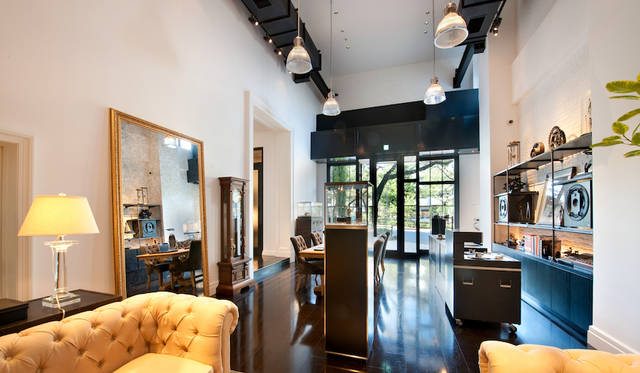 <strong>モリッツ・グロスマン ブティック</strong><br />東京都文京区小石川4-15-9<br />営業時間｜11:00～19:00<br />定休日｜日曜、月曜<br />Tel. 03-5615-8185<br />