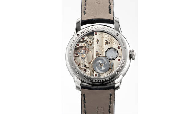 2針ドレスウォッチの“‘テフヌート”をベースにスモールセコンドを7時位置に配置。インデックスにはブランド初のローマン数字を施した日本限定モデル。<br /><br /><strong>テフヌート ジャパンリミテッド</strong><br />ケース｜18Kホワイトゴールド<br />直径｜36.00mm<br />ムーブメント｜自社製手巻き（Cal.102.0）<br />パワーリザーブ｜約48時間<br />ストラップ｜アリゲーター<br />発売時期｜2016年3月<br />限定本数｜15本<br />価格｜290万円（税別）