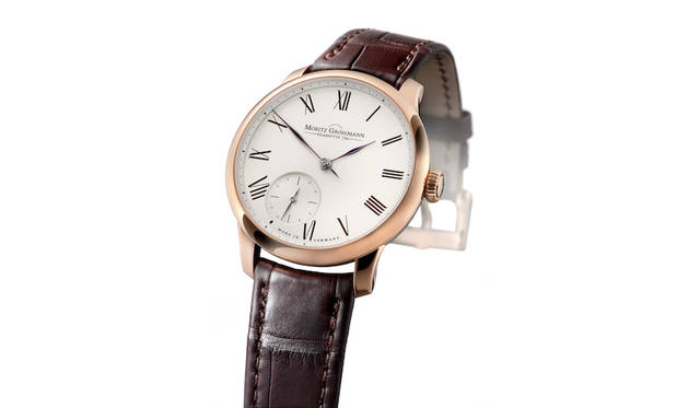 2針ドレスウォッチの‘テフヌート’をベースに、スモールセコンドを7時位置に配置。インデックスにはブランド初のローマン数字を施した日本限定モデル。<br /><br /><strong>テフヌート ジャパンリミテッド</strong><br />ケース｜18Kローズゴールド<br />直径｜36.00mm<br />ムーブメント｜自社製手巻き（Cal.102.0）<br />パワーリザーブ｜約48時間<br />ストラップ｜アリゲーター<br />発売時期｜2016年3月<br />限定本数｜15本<br />価格｜280万円（税別）