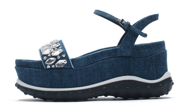 限定発売商品 サンダル<br/>価格｜11万8000円