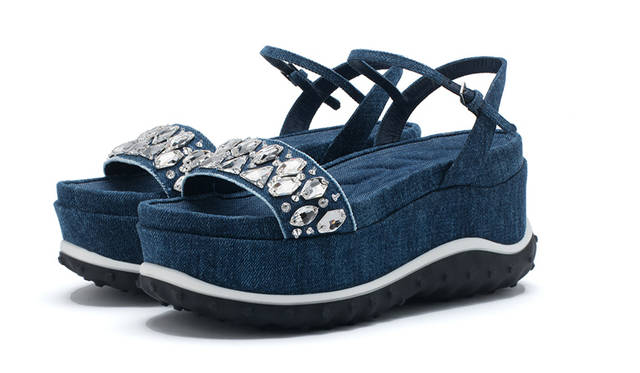 限定発売商品 サンダル<br/>価格｜11万8000円