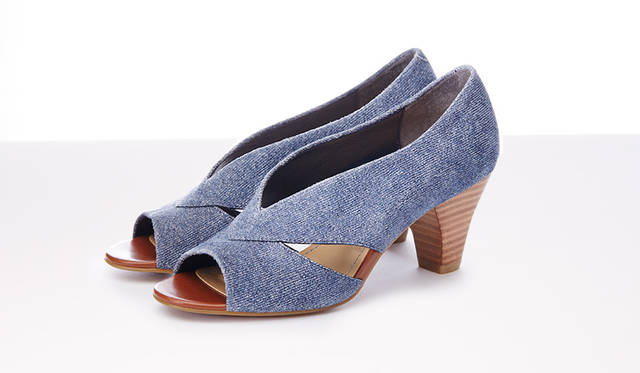 <strong>WOMEN'S</strong>／エレガントにもカジュアルなコーディネートにも合わせやすい、リュクスな雰囲気のオープントゥパンプス。太めのヒールと甲を深めに覆うホールド感がありながら、適度な肌見せが絶妙な抜け感をプラスしてくれます。1万8360円