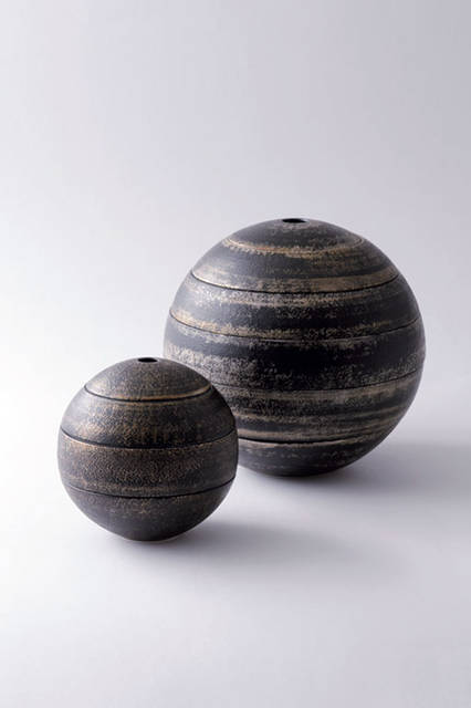 李荘窯（RISO porcelain）の５段重ねの球形の器。李荘窯は、有田焼の開祖である李参平の住居跡に創業した。磁器彫刻の製作から食器づくりへと軸足を移して現在に至り、感動を覚える器作りを目指して、作陶に挑んでいる。この５段重ねの器も、黒漆の吹付けを施して、焼き上げることで、表面が渋い梨地に仕上がっており、手の込んだ作りとなっている。李荘窯Tel. 0955-42-2438http://www.risogama.jp