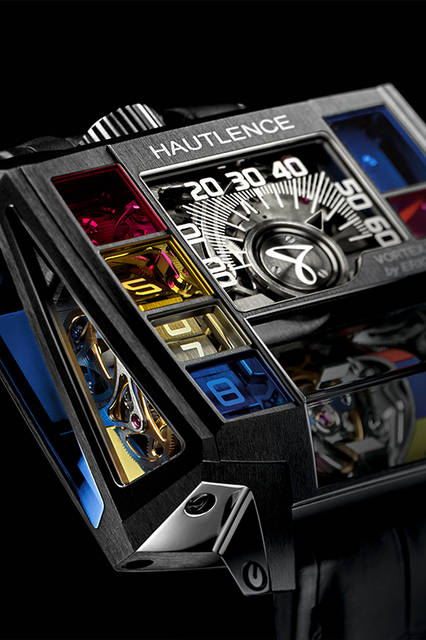 <strong>ヴォルテックス プライマリー by エリック・カントナ</strong><br />ケース｜ブラックチタン<br />サイズ｜縦52 ×横50mm<br />厚さ｜17.8mm<br />ムーブメント｜自動巻き（Cal.HLR2.0）<br />機能｜レトログラード分針、プレート式時刻表示、回転式モバイルブリッジ機構<br />ストラップ｜アリゲーター<br />防水｜3気圧<br />限定数｜18本<br />発売時期｜2016年7月予定<br />予価｜3000万円（税別）