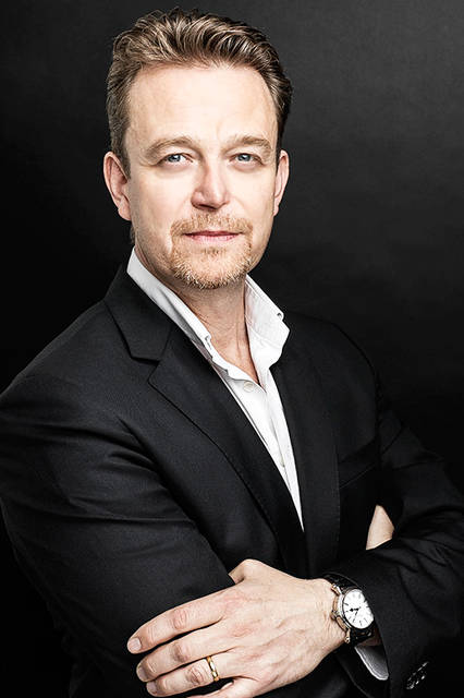 スピーク−マリンは、イギリス人時計師、ピーター・スピーク−マリン氏が、スイスで主宰する工房で作られるウォッチブランドである。スピーク−マリンというブランドの成立は2002年だが、スピーク−マリン氏は1980年代に古時計の修復に携わり、1996年からスイスで独立時計師として時計の製造を手がけ、時計ファンには複雑モデル製造の名手として知られている。独特で芸術的なスポークの形状をした歯車を要所に使用するのが常だが、今は、それがブランドのロゴとなり、文字盤の意匠にもなっている。SIHH期間中、ジュネーブの市内で個別に展示を行っているが、今回登場したのは、ベーシックモデルのイメージを一新するものだ。昔の海洋クロノメーターを思い起こさせるような古典的なモデルと、ロゴをモチーフとする個性的な計時方式のモデルに、新たなデザインの要素を吹き込んでいる。