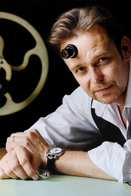 スピーク−マリンは、イギリス人時計師、ピーター・スピーク−マリン氏が、スイスで主宰する工房で作られるウォッチブランドである。スピーク−マリンというブランドの成立は2002年だが、スピーク−マリン氏は1980年代に古時計の修復に携わり、1996年からスイスで独立時計師として時計の製造を手がけ、時計ファンには複雑モデル製造の名手として知られている。独特で芸術的なスポークの形状をした歯車を要所に使用するのが常だが、今は、それがブランドのロゴとなり、文字盤の意匠にもなっている。SIHH期間中、ジュネーブの市内で個別に展示を行っているが、今回登場したのは、ベーシックモデルのイメージを一新するものだ。昔の海洋クロノメーターを思い起こさせるような古典的なモデルと、ロゴをモチーフとする個性的な計時方式のモデルに、新たなデザインの要素を吹き込んでいる。