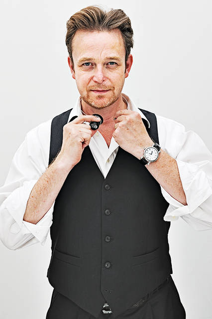 スピーク−マリンは、イギリス人時計師、ピーター・スピーク−マリン氏が、スイスで主宰する工房で作られるウォッチブランドである。スピーク−マリンというブランドの成立は2002年だが、スピーク−マリン氏は1980年代に古時計の修復に携わり、1996年からスイスで独立時計師として時計の製造を手がけ、時計ファンには複雑モデル製造の名手として知られている。独特で芸術的なスポークの形状をした歯車を要所に使用するのが常だが、今は、それがブランドのロゴとなり、文字盤の意匠にもなっている。SIHH期間中、ジュネーブの市内で個別に展示を行っているが、今回登場したのは、ベーシックモデルのイメージを一新するものだ。昔の海洋クロノメーターを思い起こさせるような古典的なモデルと、ロゴをモチーフとする個性的な計時方式のモデルに、新たなデザインの要素を吹き込んでいる。