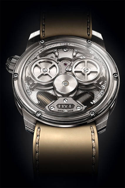 <strong>H2 トラディション</strong><br />ケース｜18Kホワイトゴールド＋チタン<br />直径｜48.8mm<br />厚さ｜17.9mm<br />ムーブメント｜手巻き<br />機能｜液体レトログラードの時刻表示リューズ機能インジケーター<br />ストラップ｜ラバー<br />防水｜5気圧<br />限定数｜50本<br />発売時期｜9月予定<br />予価｜3300万円（税別）