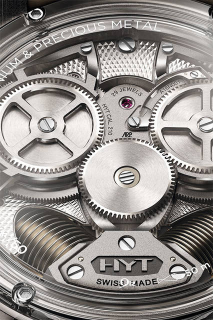 <strong>H2 トラディション</strong><br />ケース｜18Kホワイトゴールド＋チタン<br />直径｜48.8mm<br />厚さ｜17.9mm<br />ムーブメント｜手巻き<br />機能｜液体レトログラードの時刻表示リューズ機能インジケーター<br />ストラップ｜ラバー<br />防水｜5気圧<br />限定数｜50本<br />発売時期｜9月予定<br />予価｜3300万円（税別）