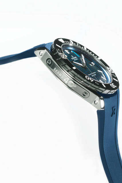 ビームス創業40周年を記念し、ビームス クリエイティブディレクター中村達也氏が監修したスペシャルモデル。<br /><br /><strong>クロノオフショア1 オートマチック ビームス限定</strong><br />Ref.80088-3-BUIN2<br />ケース｜ステンレススチール（ケースサイドに“BEAMS40周年”ロゴ刻印入り、パワーボートスクリューがかたどられたケースバック）<br />直径｜45mm<br />ムーブメント｜自動巻き<br />ストラップ｜ネイビーラバー<br />防水｜300ｍ<br />限定数｜30本<br />発売日｜3月15日(火)ビームス ハウス 丸の内、ZOZOTOWN（ビームス メン）にて限定発売<br />価格｜22万1400円（税込）