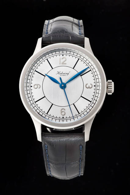 <strong>ハブリング2ジャンピング セコンド セクターダイヤル 日本限定</strong><br />ケース｜ステンレススチール<br />直径｜36mm<br />ムーブメント｜手巻き(Cal.A09MS)<br />発売日｜3月2日（水）三越伊勢丹先行発売<br />価格｜75万6000円 (税込)<br />