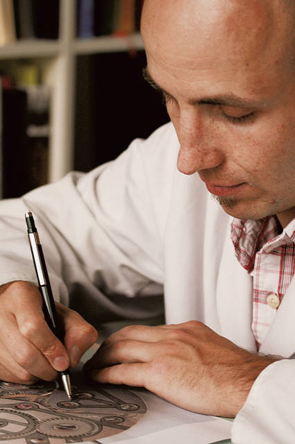 時計師であり、彫金師でもあるステファン・クドケ氏。