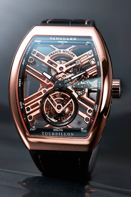 <strong>ヴァンガード™ スケルトン トゥールビヨン</strong><br />ケース│18Kピンクゴールド<br />サイズ｜縦53.7×44mm<br />ムーブメント｜手巻き<br />機能｜トゥールビヨン<br />ストラップ｜クロコダイル＋ラバー<br />防水｜日常生活<br />発売時期｜未定<br />予価｜未定