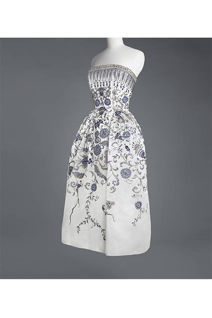 クリスチャン・ディオール イヴニング・ドレス《パルミール》1952 年秋冬 ガリエラ宮パリ市立モ ード美術館蔵 ©Katerina Jebb @ mfilomeno.com