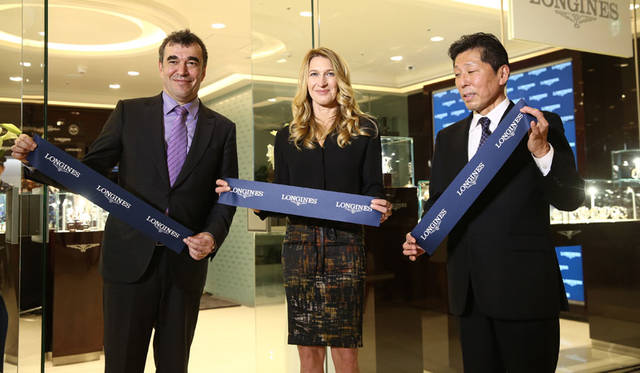 元テニス選手のシュテファニー・グラフ氏は、ロンジンエレガンスアンバサダーを務める。写真左はスウォッチ グループ ジャパン 株式会社 代表取締役社長 クリストフ・サビオ氏。