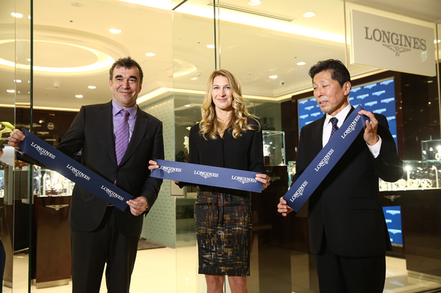 元プロテニス選手のシュテファニー・グラフ氏は、ロンジンエレガンスアンバサダーを務める。写真左はスウォッチ グループ ジャパン 株式会社 代表取締役社長 クリストフ・サビオ氏。
