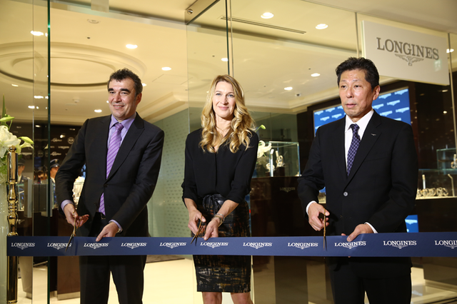 元プロテニス選手のシュテファニー・グラフ氏は、ロンジンエレガンスアンバサダーを務める。写真左はスウォッチ グループ ジャパン 株式会社 代表取締役社長 クリストフ・サビオ氏。