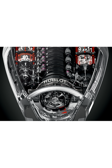 <strong>MP-05 ラ・フェラーリ サファイア</strong><br />ケース｜サファイアクリスタル<br />サイズ｜縦59.70✕横51.1mm<br />ムーブメント｜手巻き（Cal.HUB9005.H1.PN.1）<br />機能｜トゥールビヨン、透明シリンダーによる時分表示（時計右側）、透明シリンダーによるパワーリザーブ表示（時計左側）<br />ストラップ｜スケルトン<br />防水｜3気圧<br />限定数｜20本<br />発売時期｜7月予定<br />予価｜5570万円（税別）