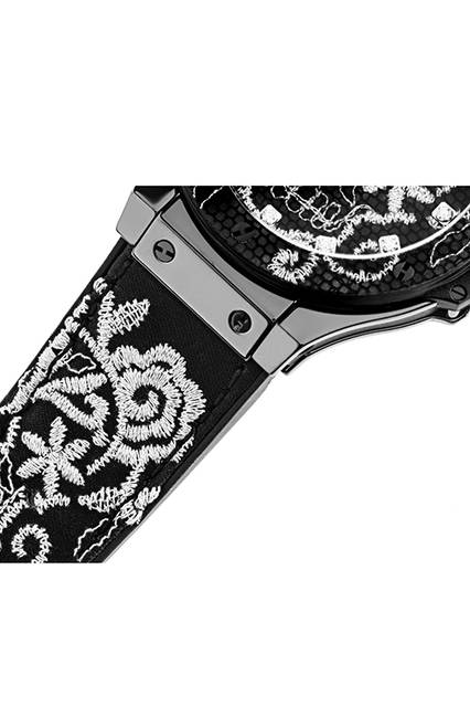 <strong>ビッグ・バン ブロイダリー セラミック</strong><br />ケース｜ブラックセラミック。ベゼルは、カーボンファイバー製でブラックレイヤーにシルバーの刺繡<br />直径｜41mm<br />ムーブメント｜自動巻き（Cal,HUB1110）<br />ストラップ｜ブラックラバー＋ブラックシルクサテンにシルバーの刺繍<br />防水｜10気圧<br />限定数｜200本<br />発売時期｜8月予定<br />予価｜144万円（税別）