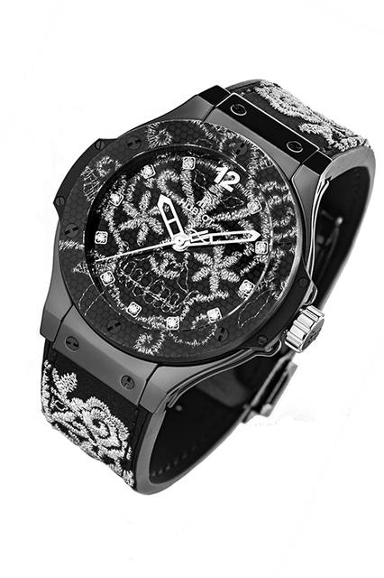 <strong>ビッグ・バン ブロイダリー セラミック</strong><br />ケース｜ブラックセラミック。ベゼルは、カーボンファイバー製でブラックレイヤーにシルバーの刺繡<br />直径｜41mm<br />ムーブメント｜自動巻き（Cal,HUB1110）<br />ストラップ｜ブラックラバー＋ブラックシルクサテンにシルバーの刺繍<br />防水｜10気圧<br />限定数｜200本<br />発売時期｜8月予定<br />予価｜144万円（税別）