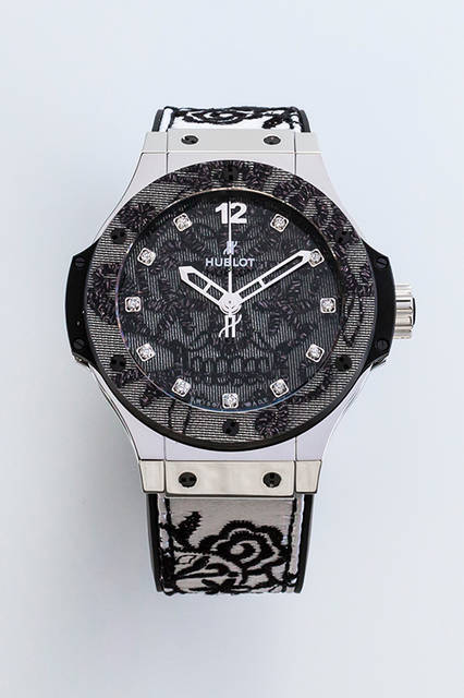 <strong>ビッグ・バン ブロイダリー セラミック</strong><br />ケース｜ブラックセラミック。ベゼルは、カーボンファイバー製でブラックレイヤーにシルバーの刺繡<br />直径｜41mm<br />ムーブメント｜自動巻き（Cal,HUB1110）<br />ストラップ｜ブラックラバー＋ブラックシルクサテンにシルバーの刺繍<br />防水｜10気圧<br />限定数｜200本<br />発売時期｜8月予定<br />予価｜144万円（税別）