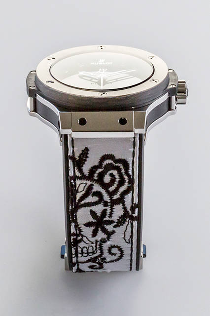 <strong>ビッグ・バン ブロイダリー セラミック</strong><br />ケース｜ブラックセラミック。ベゼルは、カーボンファイバー製でブラックレイヤーにシルバーの刺繡<br />直径｜41mm<br />ムーブメント｜自動巻き（Cal,HUB1110）<br />ストラップ｜ブラックラバー＋ブラックシルクサテンにシルバーの刺繍<br />防水｜10気圧<br />限定数｜200本<br />発売時期｜8月予定<br />予価｜144万円（税別）