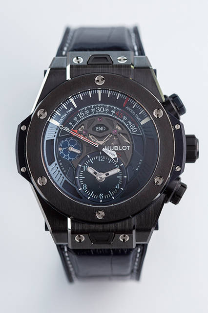 <strong>ビッグ・バン ウニコ レトログラード クロノグラフ　チャンピオンズリーグ</strong><br />ケース｜ブラックセラミック<br />直径｜45mm<br />ムーブメント｜自動巻き（Cal.HUB1261）<br />機能｜往復運針する秒針と分針を使用バイレトログラード・クロノグラフ、前半・後半・終了表示（12時位置の窓）<br />ストラップ｜ダークブルーラバーアリゲーター（ホワイトステッチ）<br />防水｜10気圧<br />限定数｜100本<br />発売時期｜8月予定<br />予価｜278万円（税別）