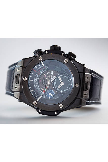 <strong>ビッグ・バン ウニコ レトログラード クロノグラフ　チャンピオンズリーグ</strong><br />ケース｜ブラックセラミック<br />直径｜45mm<br />ムーブメント｜自動巻き（Cal.HUB1261）<br />機能｜往復運針する秒針と分針を使用バイレトログラード・クロノグラフ、前半・後半・終了表示（12時位置の窓）<br />ストラップ｜ダークブルーラバーアリゲーター（ホワイトステッチ）<br />防水｜10気圧<br />限定数｜100本<br />発売時期｜8月予定<br />予価｜278万円（税別）