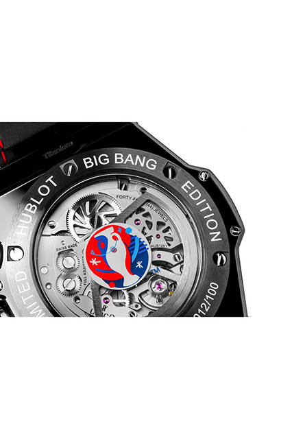 <strong>ビッグ・バン ウニコ レトログラード ユーロ セラミック</strong><br />ケース｜ブラックセラミック<br />直径｜45mm<br />ムーブメント｜自動巻き（Cal.HUB1261）<br />機能｜往復運針する秒針と分針を使用バイレトログラード・クロノグラフ、前半・後半・終了表示（12時位置の窓）<br />ストラップ｜ブルーアリゲーター＋ブラックラバー（レッド＆ホワイトステッチ）<br />防水｜10気圧<br />限定数｜各100本<br />発売時期｜8月予定<br />予価｜278万円（税別）
