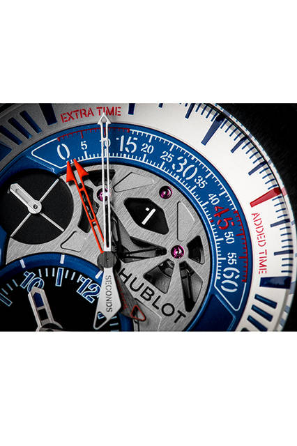 <strong>ビッグ・バン ウニコ レトログラード ユーロ セラミック</strong><br />ケース｜ブラックセラミック<br />直径｜45mm<br />ムーブメント｜自動巻き（Cal.HUB1261）<br />機能｜往復運針する秒針と分針を使用バイレトログラード・クロノグラフ、前半・後半・終了表示（12時位置の窓）<br />ストラップ｜ブルーアリゲーター＋ブラックラバー（レッド＆ホワイトステッチ）<br />防水｜10気圧<br />限定数｜各100本<br />発売時期｜8月予定<br />予価｜278万円（税別）