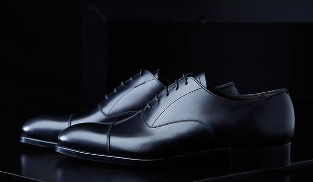 フルオーダーからマシンメイドのレディメイドまで幅広く手掛ける、歴史ある日本の靴メーカー。丁寧な革のつりこみの技術が光るストレートチップは、高いクオリティだがデイリーにはける価格帯である、手に届くマスターピース。<strong>「Otsuka since 1872（オーツカシンス1872）」</strong> 各3万5640円