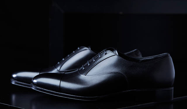 日本を代表するシューズブランドのひとつ<strong>「UNION IMPERIAL（ユニオンインペリアル）」</strong>。立体感のあるフォルムが美しいストレートチップは、屈曲性もよく履き心地が良い。ハレの日の一足に。各4万9680円