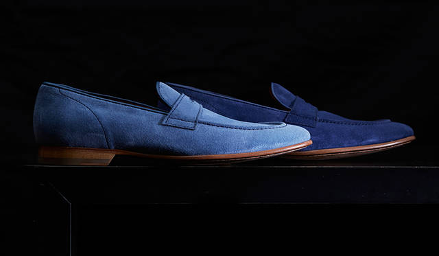 手前：スペイン・マヨルカ島のブランド<strong>「LOTTUSSE（ロトゥセ）」</strong>は、空や海など自然を感じさせるような繊細なブルーのカラーリングが美しい。5万4000円<br/>奥：イタリアのファクトリーブランド<strong>「Campanile（カンパニーレ）」</strong>は、返りのよいオリジナルのソールとしなやかなレザーに発色の良いブルーのカラーリングで、リラックスした足元を演出。4万9680円