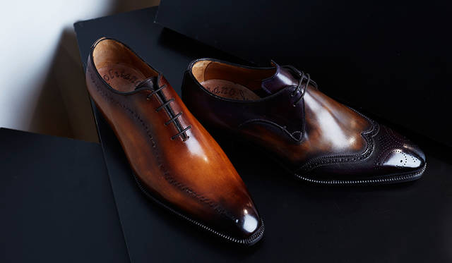 手染めならではの個性的な色使いや、まるでバイオリンを思わせるようなソールのフォルムなど、手仕事が随所に散りばめられた秀作。<strong>「Napolitano Rachele（ナポリターノ・ラケーレ）」</strong>左：20万9520円、右：15万120円　　