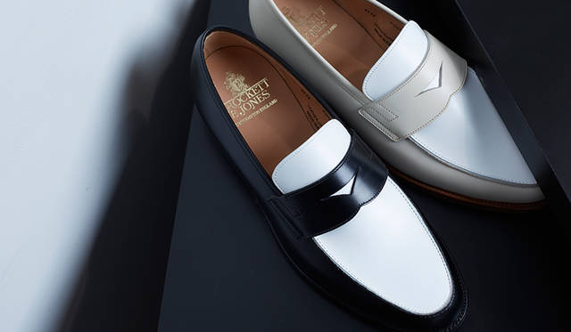 今季のイチオシはコントラストのきいたコンピネーションカラーが美しいローファー。色合わせがどこかクラシックで、スタイリングのアクセントに取り入れたい。<strong>「Crockett&Jones（クロケット&ジョーンズ）」</strong> 各8万5320円