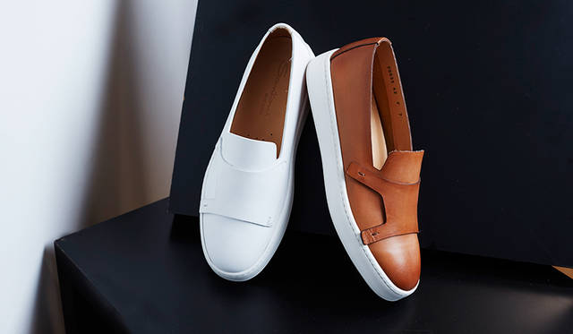 流行の先を行く新しいデザインに毎シーズン注目が集まる<strong>「SANTONI（サントーニ）」</strong>。スリッポンタイプのスニーカーにダブルモンク風のデザインがさり気なく個性を主張する。各7万4520円