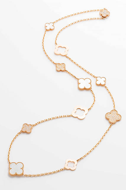 <strong>マジック アルハンブラ エクスクルーシブ エディション ロングネックレス</strong><br /> 素材｜ピンクゴールド、ホワイトマザーオブパール、ダイヤモンド<br /> 価格｜565万円（税抜）<br />