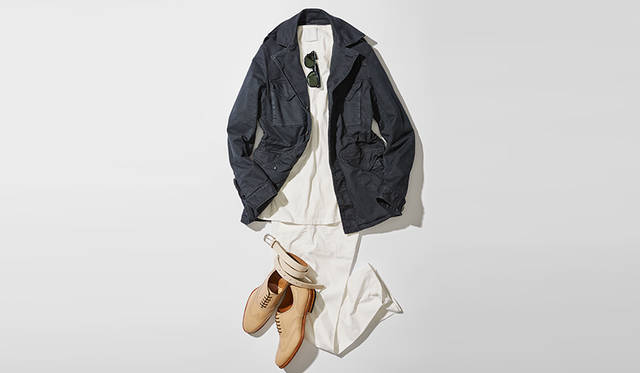 今季トレンドカラーとして注目されているホワイトにブラックのミリタリージャケットM-43を合わせた、春夏の定番スタイル。なかでも久々にはきたい気分のホワイトパンツだが、ベージュシューズならコントラストが強すぎず、上品かつ大人らしく合わせられる。<br><br>靴3万8880円／リーガル（リーガルコーポレーション）、ブルゾン10万2600円／ウノ ピゥ ウノ ウグァーレ トレ（ウノ ピゥ ウノ ウグァーレ トレ 表参道ヒルズ）、カットソー9720円／ワイアット（スタジオ ファブワーク）、パンツ3万2400円／カンタータ、ベルト1万800円／ダッドクラウン（ティンク）、サングラス3万2400円／アヤメ