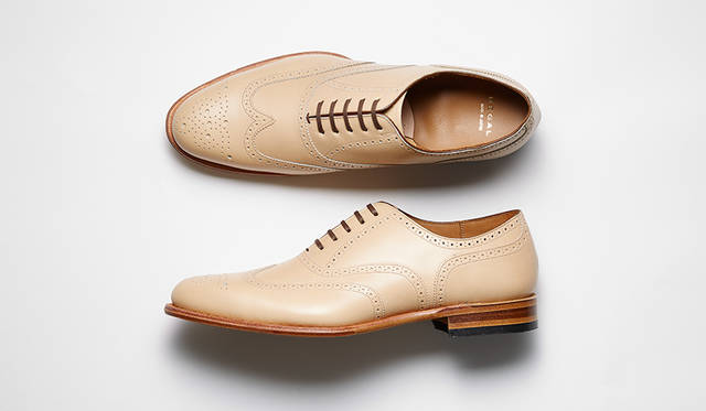 上品な色合いのフランス産キップを用い、伝統のグッドイヤーウエルテッド製法で仕上げた新作。底革やウエルトにはベージュとマッチするナチュラルカラーのレザーを採用し、経年変化も楽しめる。フルブローグモデルはノーブルな気品を足元に添えてくれる。3万8880円