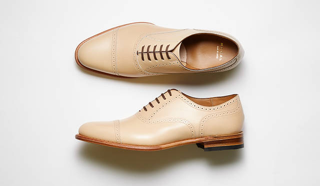 上品な色合いのフランス産キップを用い、伝統のグッドイヤーウエルテッド製法で仕上げた新作。底革やウエルトにはベージュとマッチするナチュラルカラーのレザーを採用し、経年変化も楽しめる。穴飾りの繊細さが引き立つクォーターブローグモデルは装いも不問。3万8880円