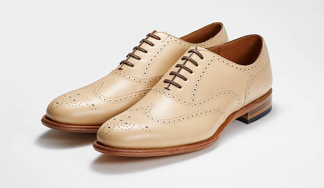 上品な色合いのフランス産キップを用い、伝統のグッドイヤーウエルテッド製法で仕上げた新作。底革やウエルトにはベージュとマッチするナチュラルカラーのレザーを採用し、経年変化も楽しめる。フルブローグモデルはノーブルな気品を足元に添えてくれる。3万8880円