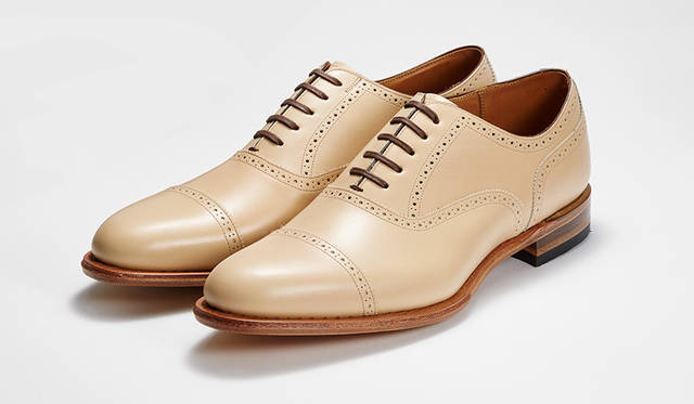 上品な色合いのフランス産キップを用い、伝統のグッドイヤーウエルテッド製法で仕上げた新作。底革やウエルトにはベージュとマッチするナチュラルカラーのレザーを採用し、経年変化も楽しめる。穴飾りの繊細さが引き立つクォーターブローグモデルは装いも不問。3万8880円