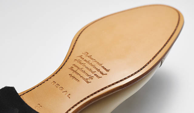 ベージュレザーのシリーズには、天然の通気性を備えるレザーソールを採用。リーガルの誇るグッドイヤーウエルテッド製法と相まって、履き込むほど足に馴染んで快適な歩行性を約束する。またコバも含めナチュラルカラーのレザーを用いているので、味わいも深まっていく。