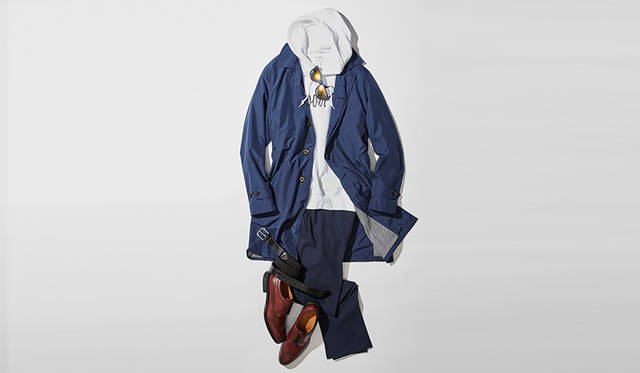 ドレスシューズのトレンドカラーであるボルドーは、とくにネイビーと好相性。ネイビースーツをモダンに引き締めてくれるが、こんなネイビー基調のオフスタイルも大人らしく仕上がる。トーンの濃淡や大きめの穴飾りによる、絶妙なカジュアル感があるからこその合わせだ。<br><br>靴3万240円／リーガル（リーガルコーポレーション）、コート8万6400円／シーラップ（エスディーアイ）、パーカ1万800円／グッドパリ（capris）、パンツ2万9160円／ジャブス アルキヴィオ（エフイーエヌ）、サングラス6万9120円／アイシーベルリン（デコラ）、ベルト1万7280円／アンダーソンズ（エストネーション）