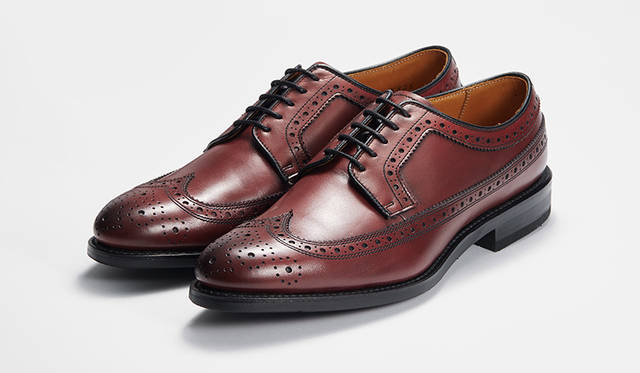 リーガル得意のロングウイングチップとボルドーというトラッドな一足も、バーニッシュ加工によるレザーの濃淡や大きめの穴飾りでカジュアルにも合わせやすい表情に。ソール交換可能なグッドイヤーウエルテッド製法と高機能ラバーソールで実用性も高い。3万240円
