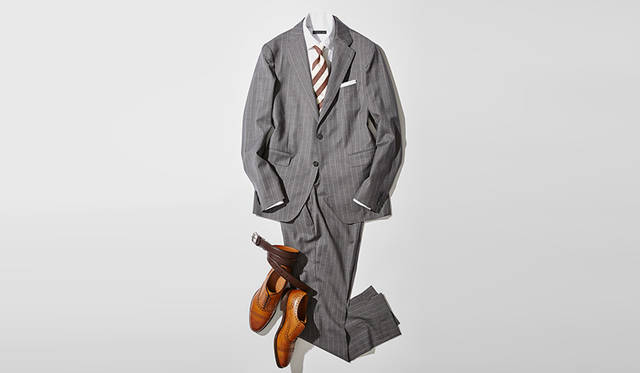ビジネススタイルに欠かせないグレースーツ。春夏はチャコールではなく軽快感を意識したミッドグレーを選びたいが、その足元にベストマッチするのがリーガルのブラウンシューズだ。軽やかなライトブラウンに加え、履きこんだような濃淡が程よい抜け感を演出してくれる。<br><br>靴3万240円／リーガル（リーガルコーポレーション）、スーツ11万3400円／タリアトーレ、シャツ1万5120円、チーフ2592円／ともにエストネーション（すべてエストネーション）、タイ1万7280円／フランコ バッシ（B.R.SHOP）、ベルト1万6200円／ブルックリン（ブルックリン ミュージアム 青山本店）